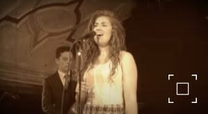 Zangeres Ann Louise (Janneke Teijen) op een foto uit een YouTube clip met een jazz band.