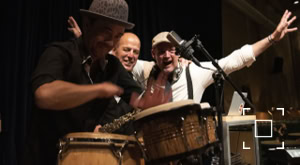 DJ Dominick tijdens een optreden samen met percussionist Koen van den Broek.