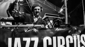 DJ Dominick treedt op tijdens een festival.