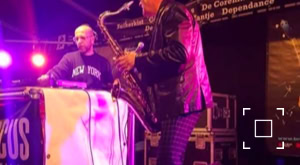 DJ Ronny Hammond treedt op met een saxofonist tijdens een Smoove Dance Event van het Jazz Circus Collective.