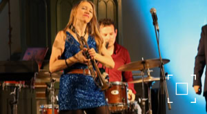 Saskia Laroo treedt live op als trompetist.