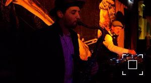 DJ Dominick samen met saxofonist Miguel Sucasas.