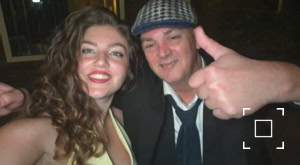 DJ Dominick met zangeres Ann Louise (Janneke Teijen) na een optreden.