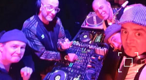 DJ Ronny Hammond met DJ Dominick, DJ Cassie 6, percussionist Koen van den Broek en saxofonist Gerbrand Brederveld.