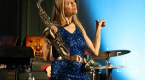 Saskia Laroo treedt met een band live op als saxofonist.